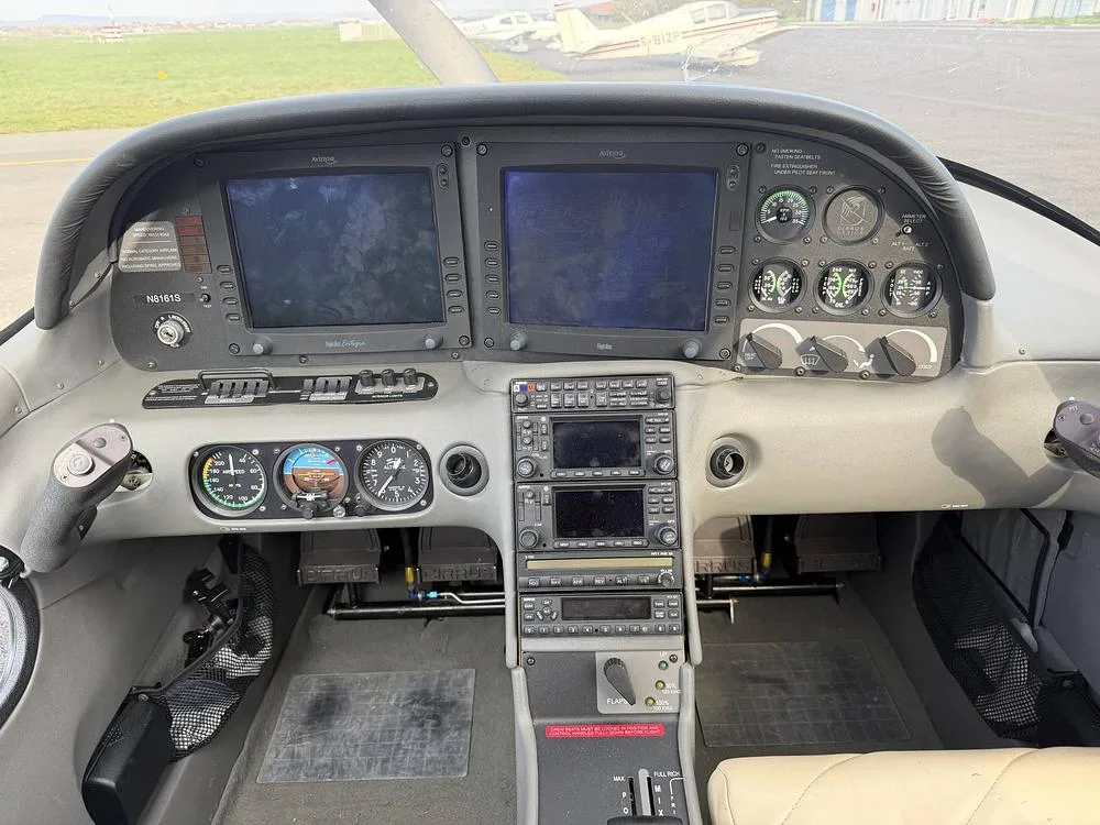 The instrument panel of a Cirrus SR20 cockpit.