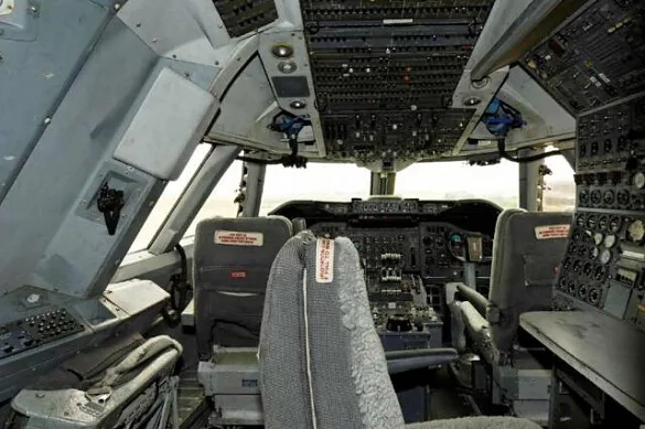 The cockpit of a Boeing 747-400 showing the instrument panel.