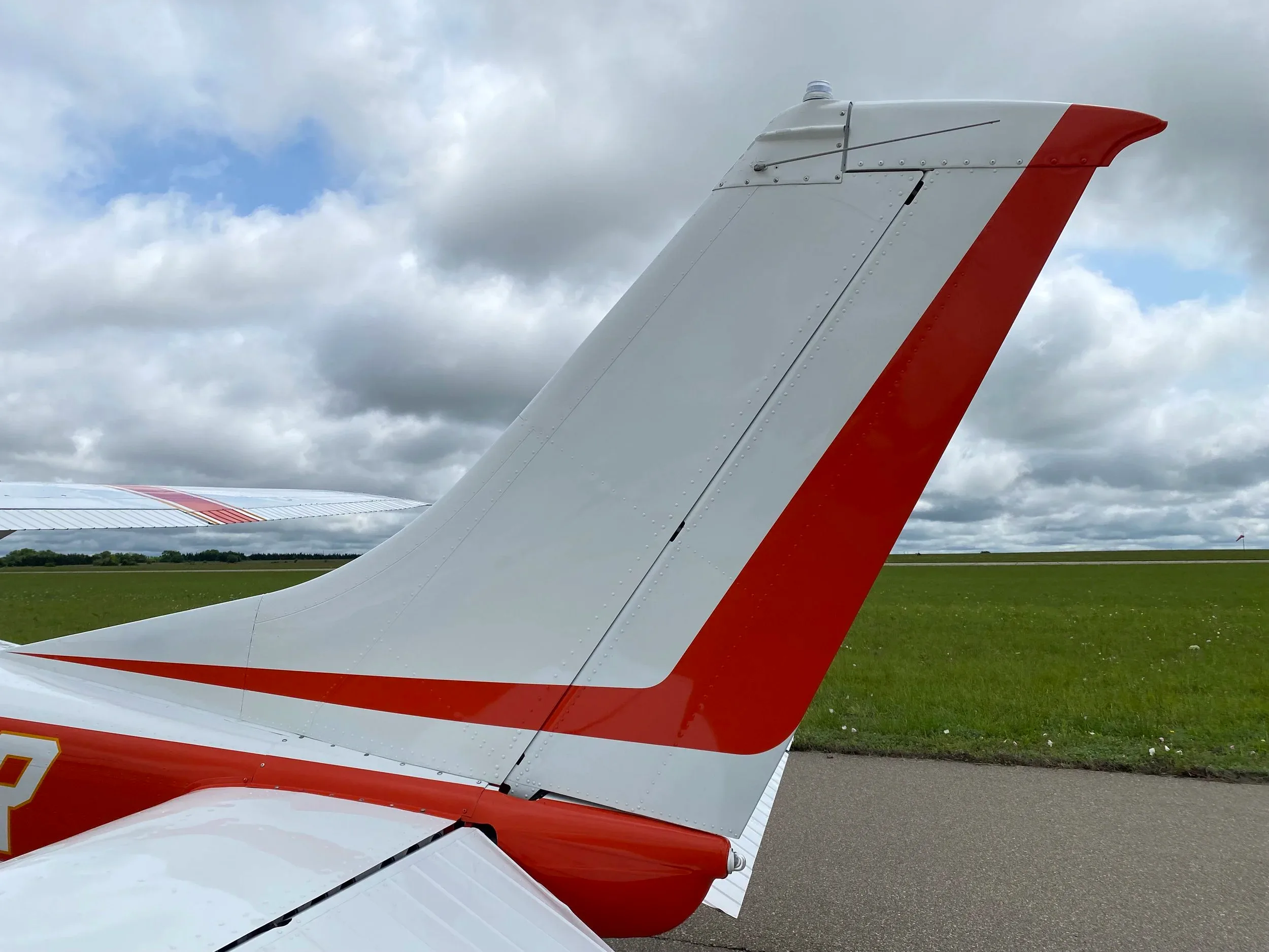 Close up of the tail of a Cessna 182K Skylane, tail number N2809R.