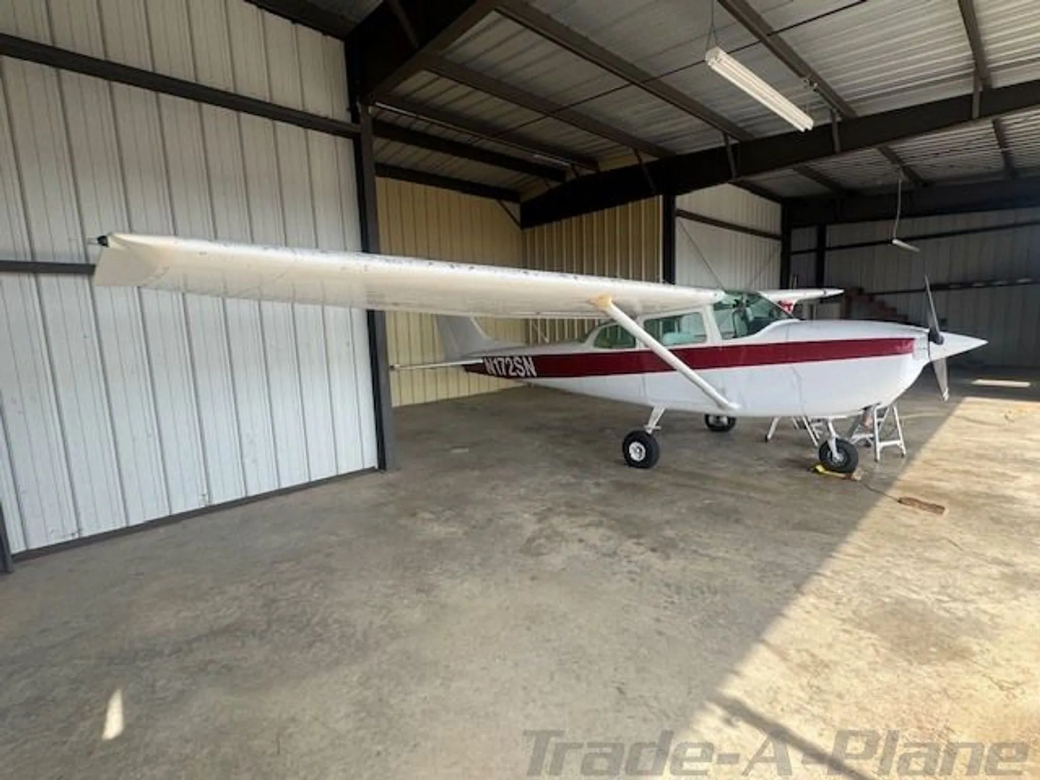 Side view of the Cessna 172K Skyhawk in a hangar.