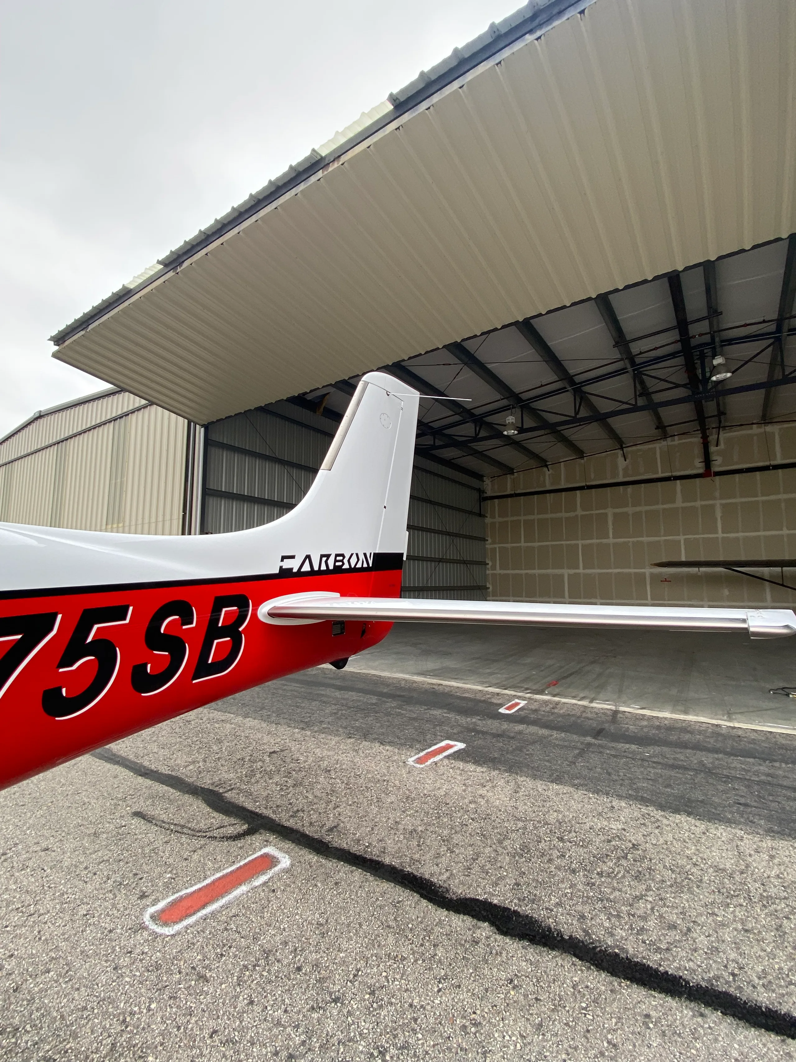 Tail of the Cirrus SR22T aircraft N375SB with 'CARBON' branding.