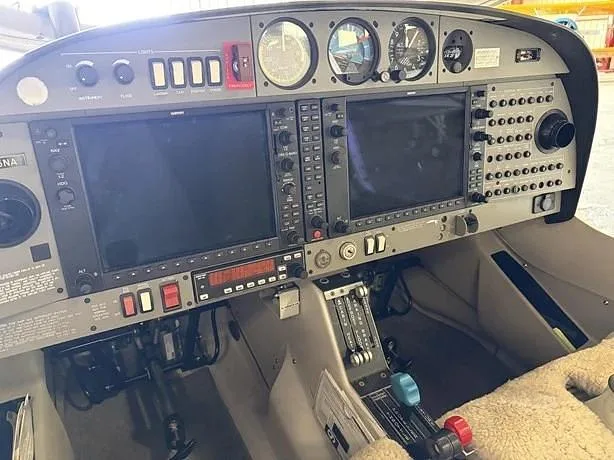 The instrument panel of a Diamond DA40-180 Star.