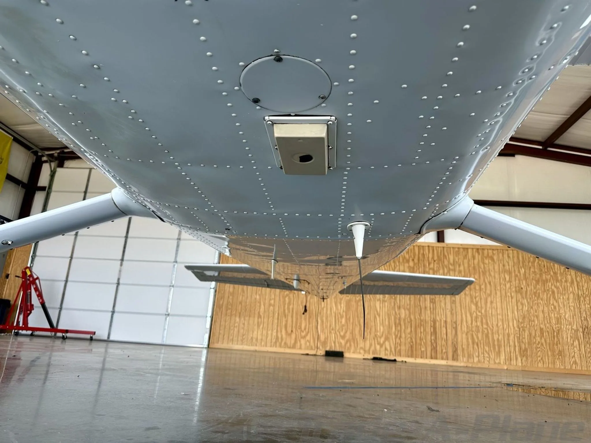 Underside view of the Cessna 182R Skylane.