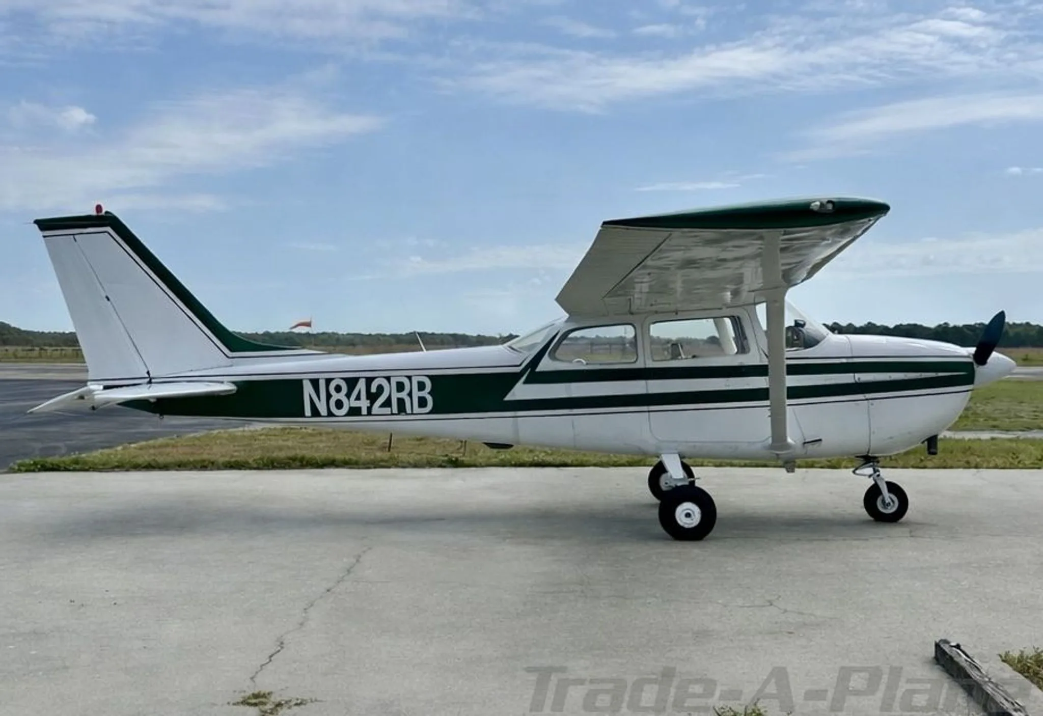 Cessna 172K Skyhawk showcasing its wing.