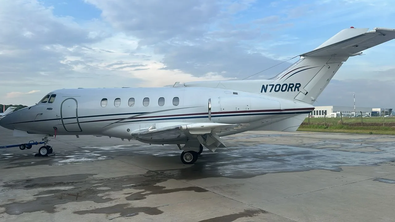 A Hawker 400XP aircraft with registration N700RR is parked on the tarmac.