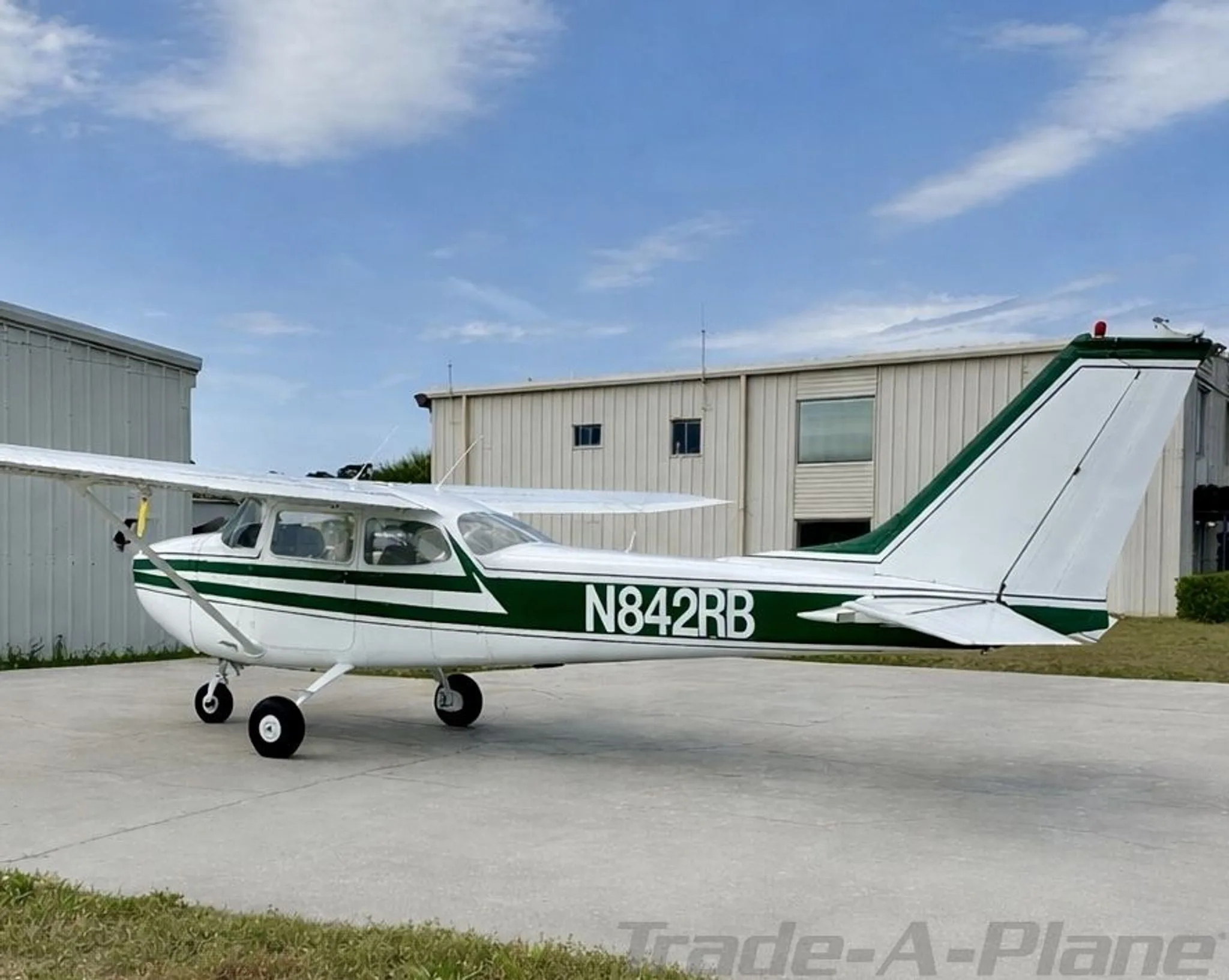 Side profile of the Cessna 172K Skyhawk.