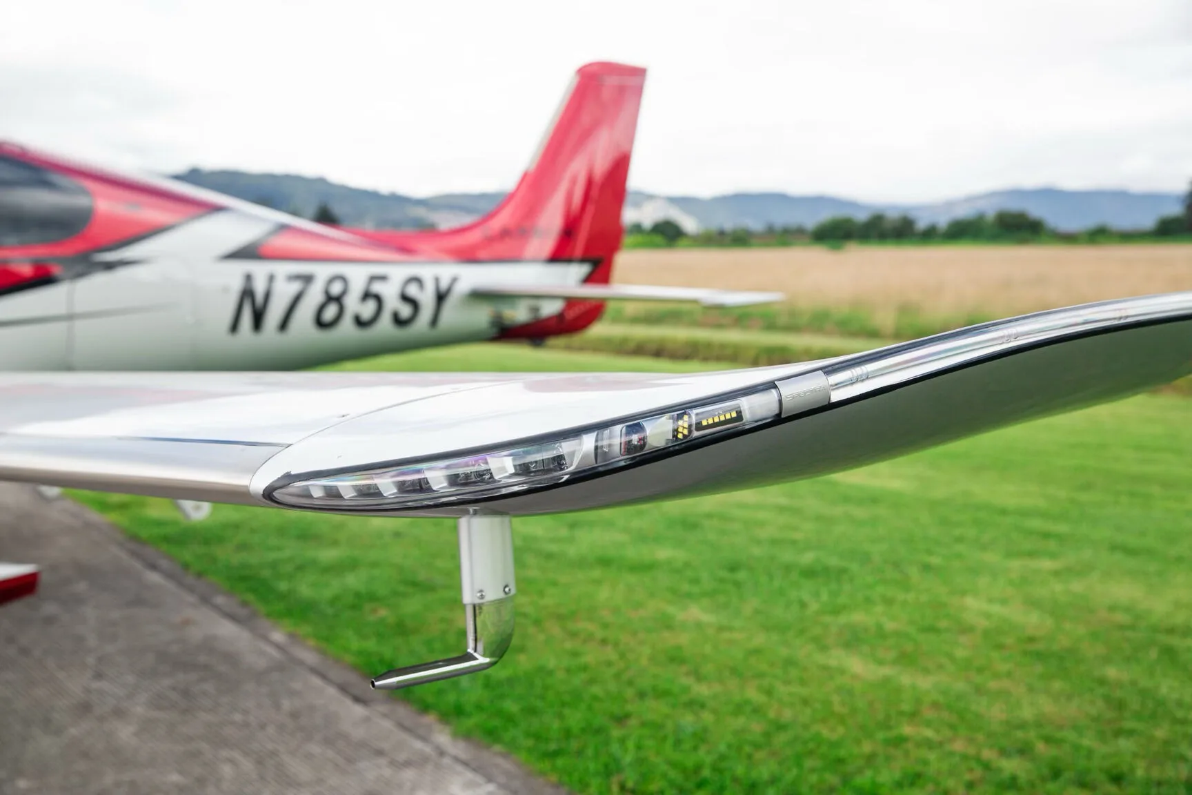 Close-up of the wingtip light and part of the fuselage of the Cirrus SR22T aircraft, N785SY.