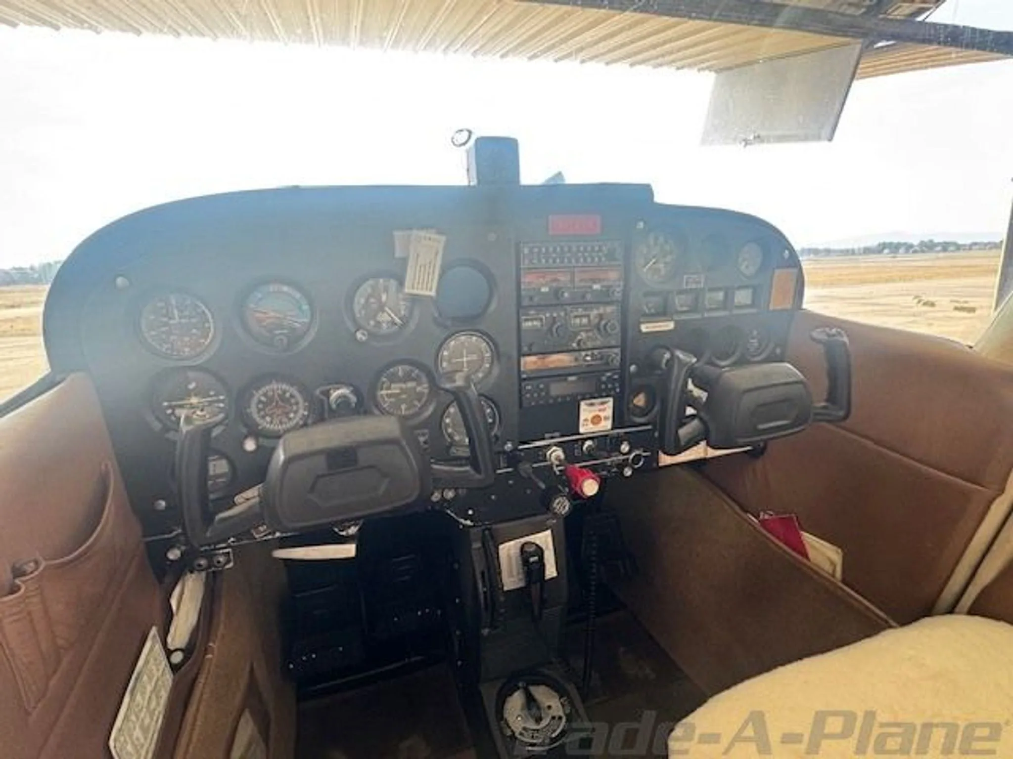 Instrument panel of the Cessna 172K Skyhawk.