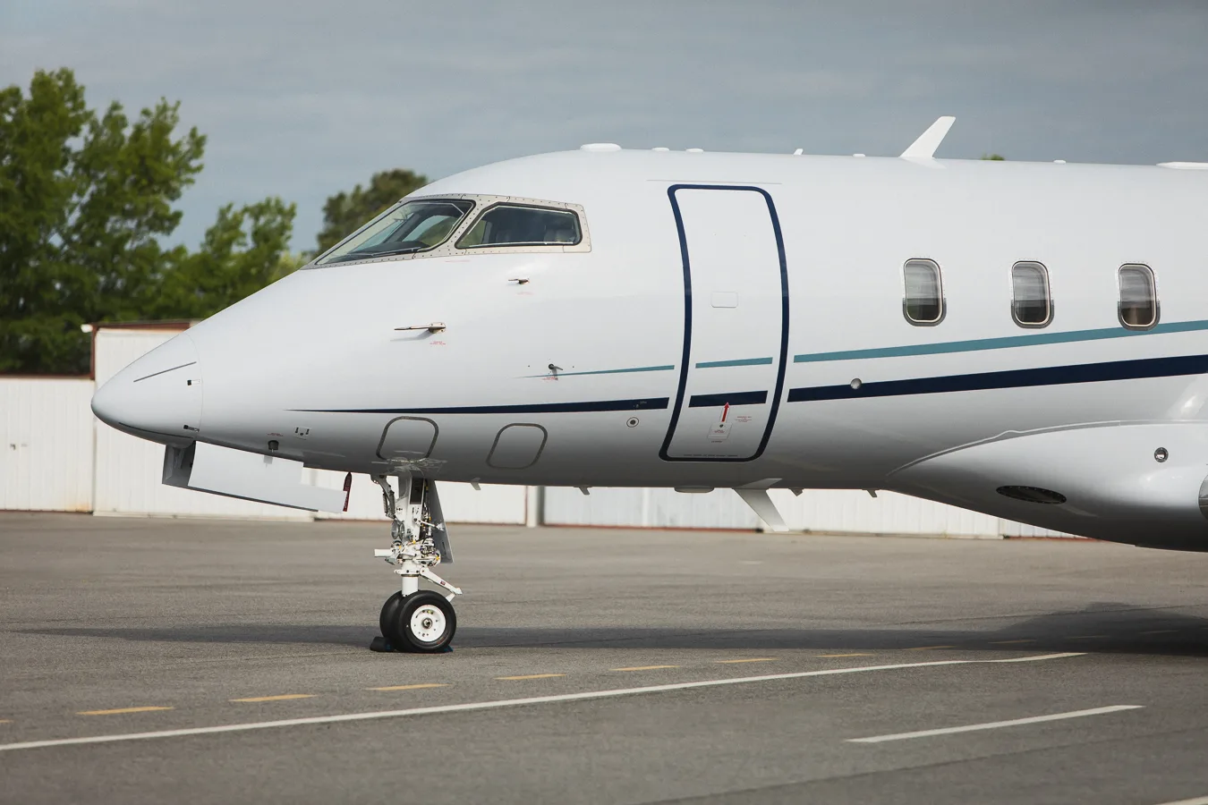 Close up of the nose and front landing gear of N777NE Challenger.