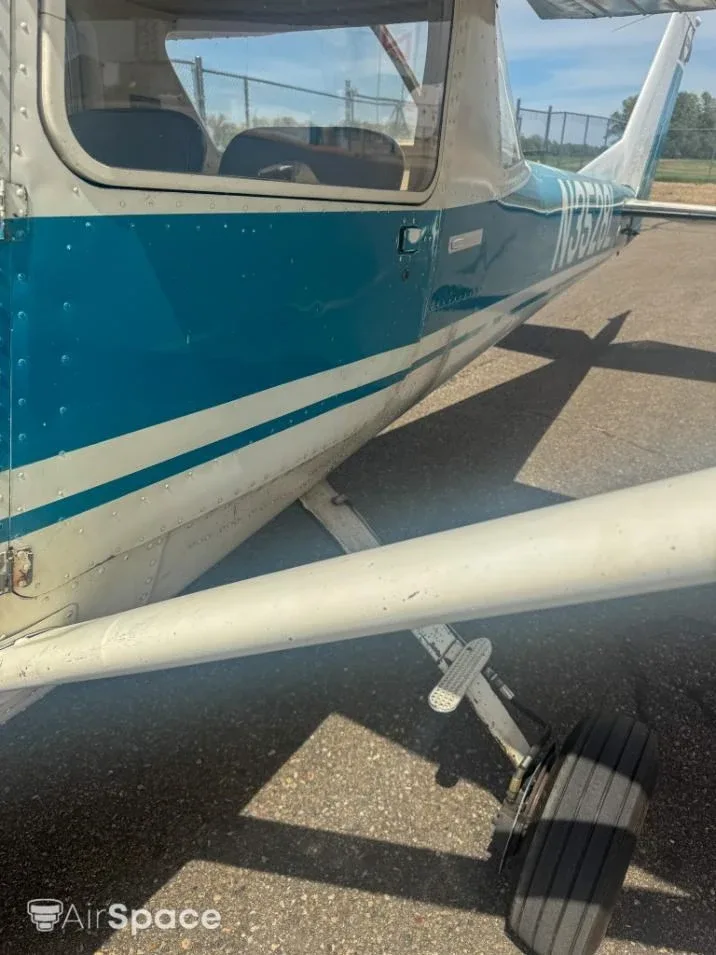 Side view of the rear fuselage of a Cessna 150, showing the N-number N3528L on the tail.