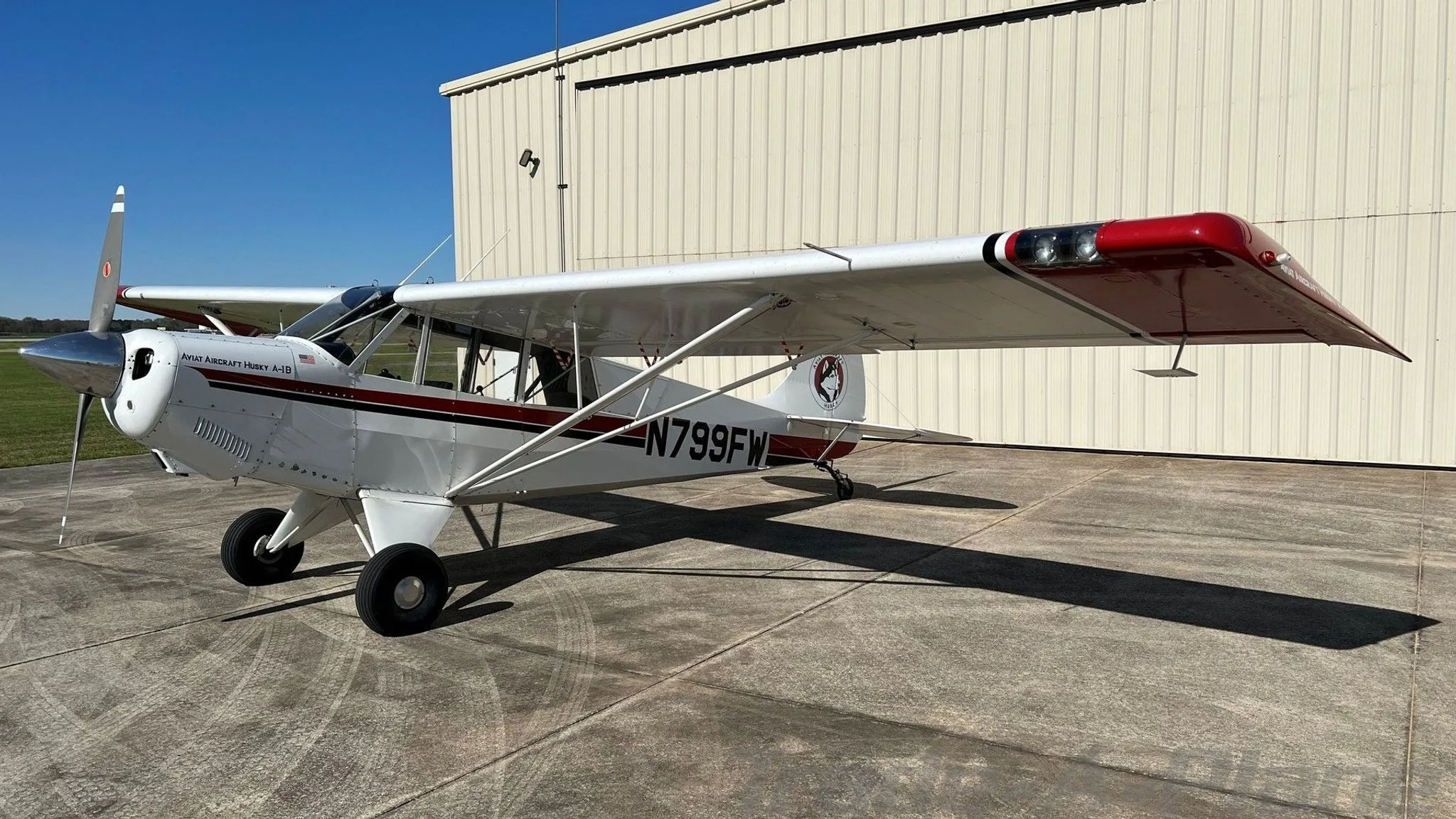 A close-up view of the 1999 Aviat Husky A-1B showcasing its design.