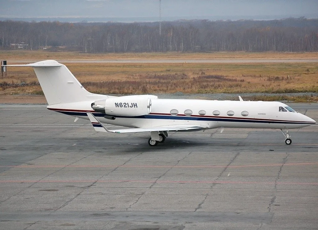 Gulfstream G450 N621JH on the tarmac in overcast weather.