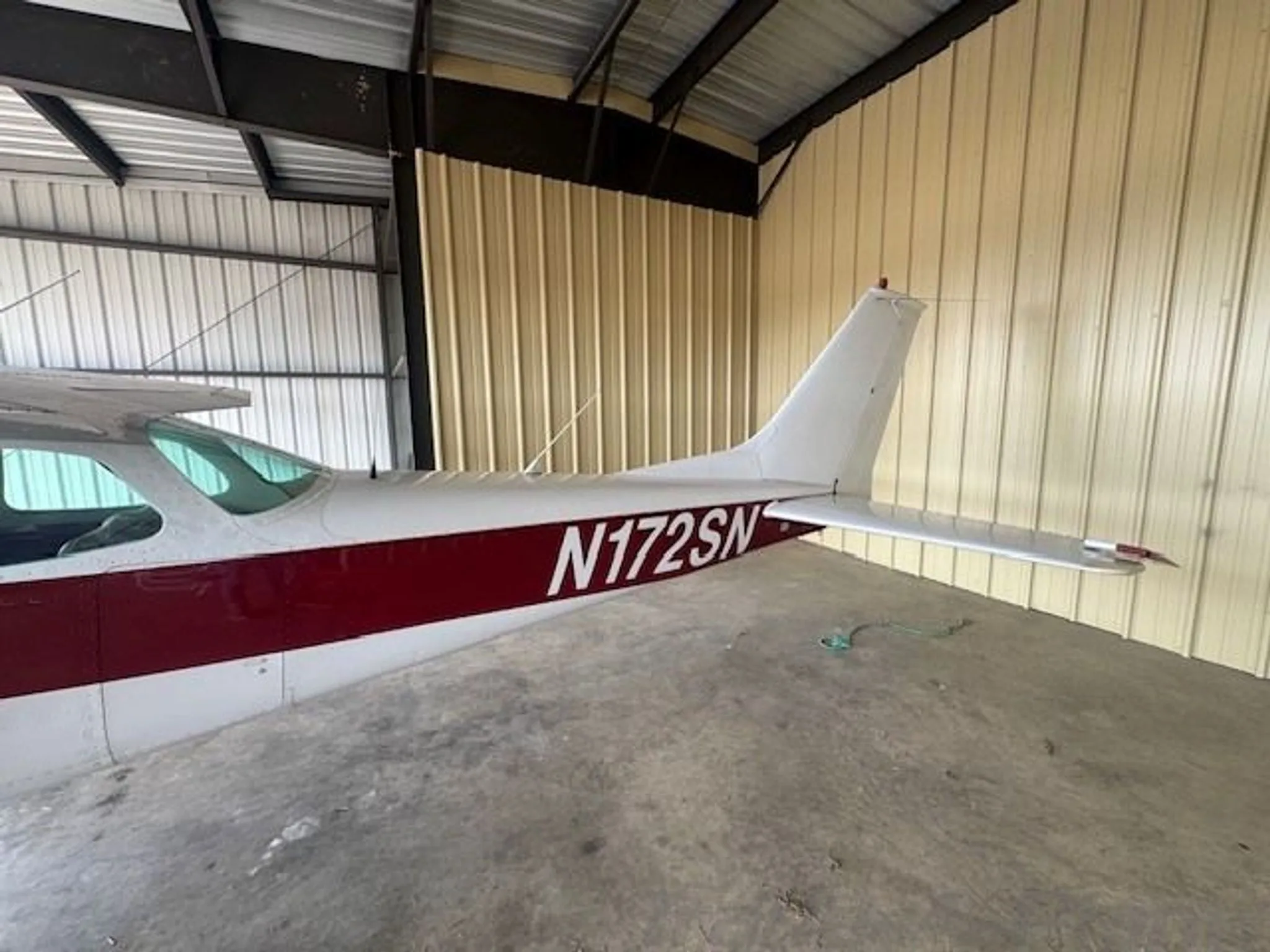 Tail view of the Cessna 172K Skyhawk.
