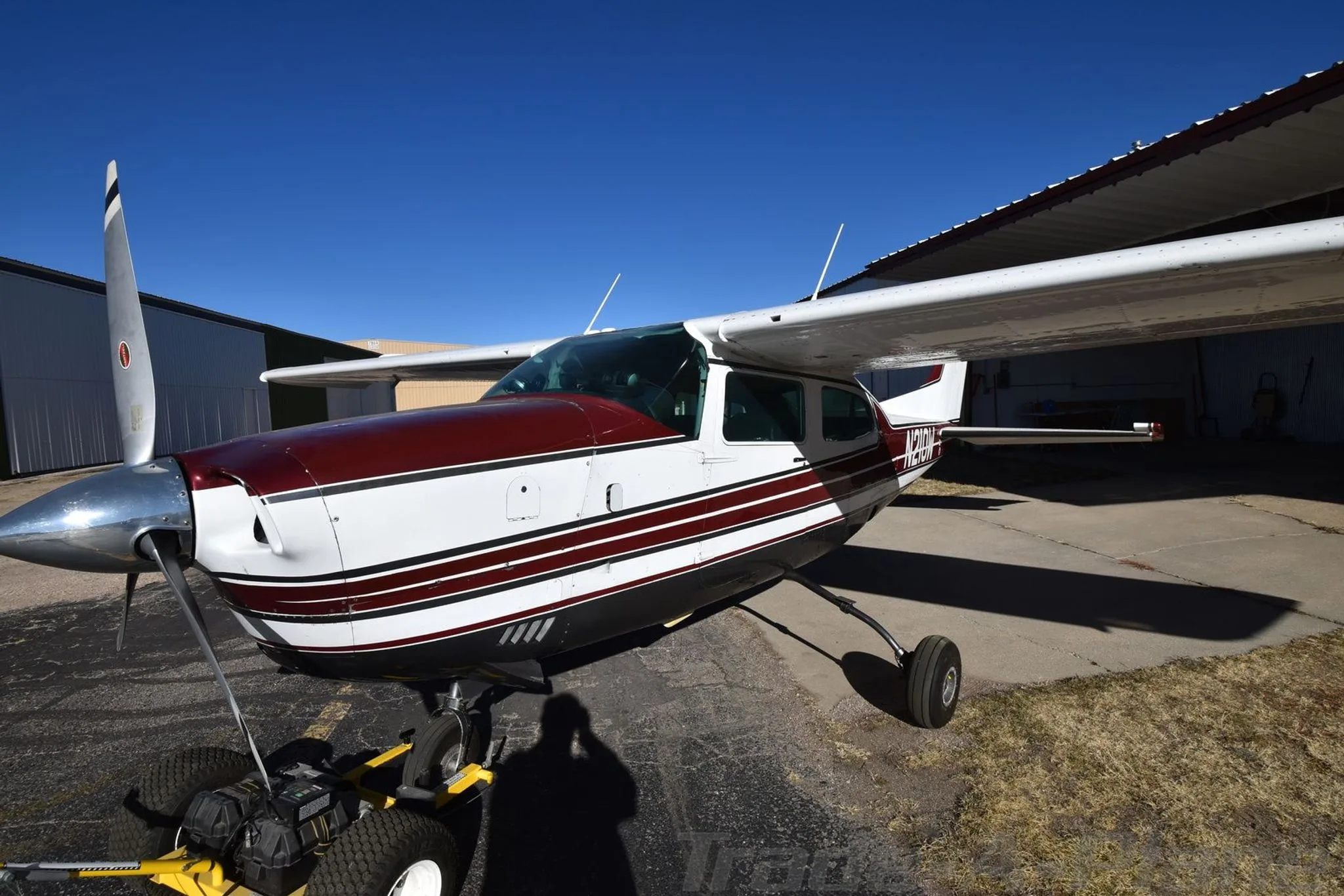 Close-up of the Cessna 210K's front.
