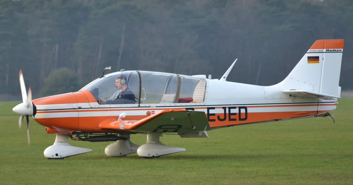 Robin DR.400 180R Remorqueur