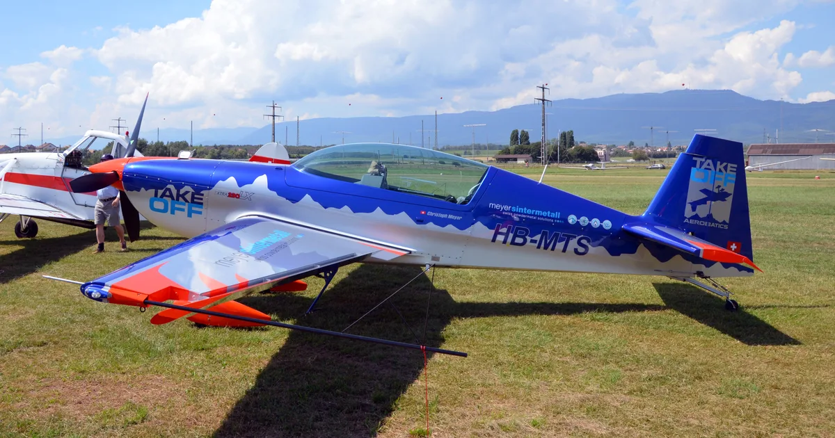 Extra Flugzeugproduktions-Und Vertriebs EA 300/LC